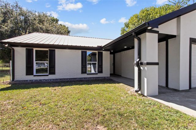 202 County Road 402, Bay City, TX 77414