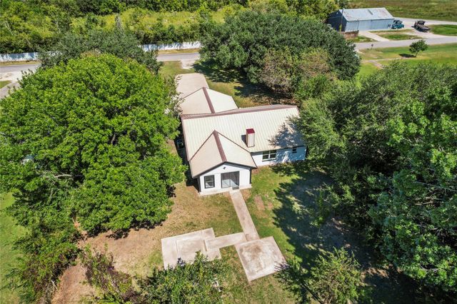 202 County Road 402, Bay City, TX 77414