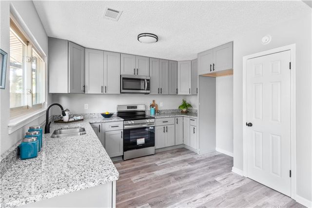 503 Thornloe LN, Chesapeake, VA 23320