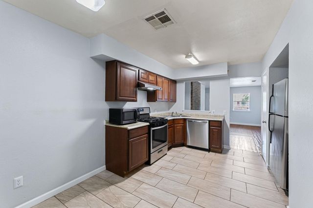 2011 E Stassney LN B, Austin, TX 78744