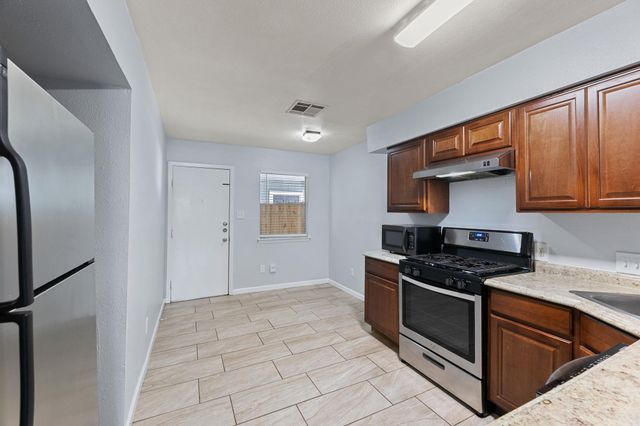 2011 E Stassney LN B, Austin, TX 78744