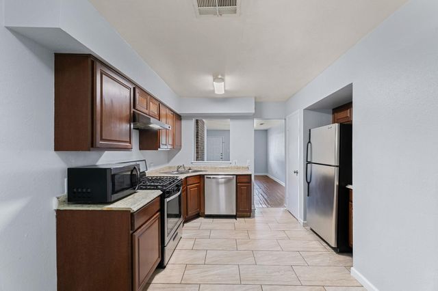 2011 E Stassney LN B, Austin, TX 78744