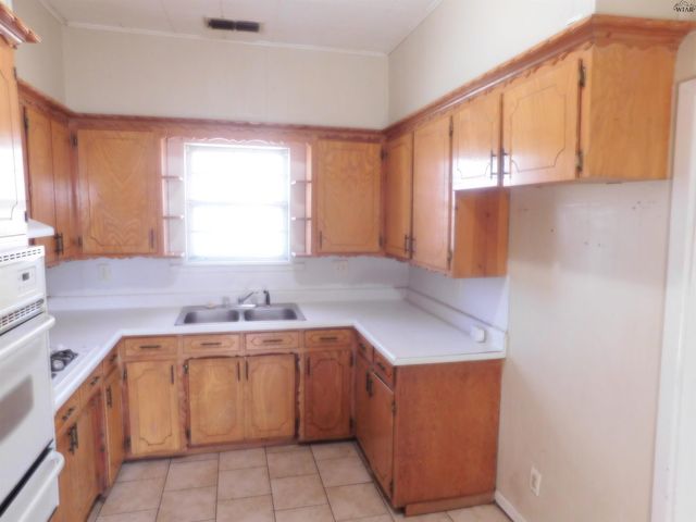 528 W 3RD STREET, Burkburnett, TX 76354
