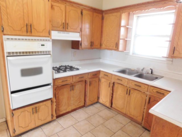 528 W 3RD STREET, Burkburnett, TX 76354