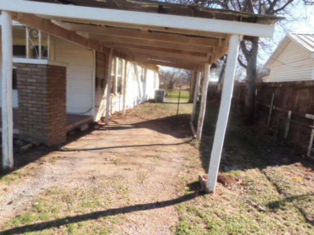 528 W 3RD STREET, Burkburnett, TX 76354