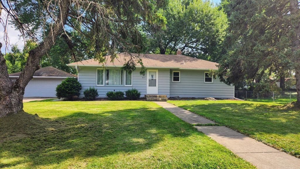 8015 1st Street N, Oakdale, MN 55128