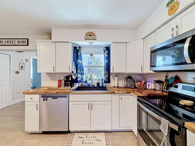 13944 1ST STREET, Dade City, FL 33525