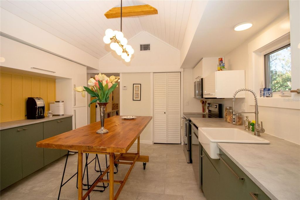 Image 11 of property listing at 6515 30TH STREET N, St Petersburg, FL 33702