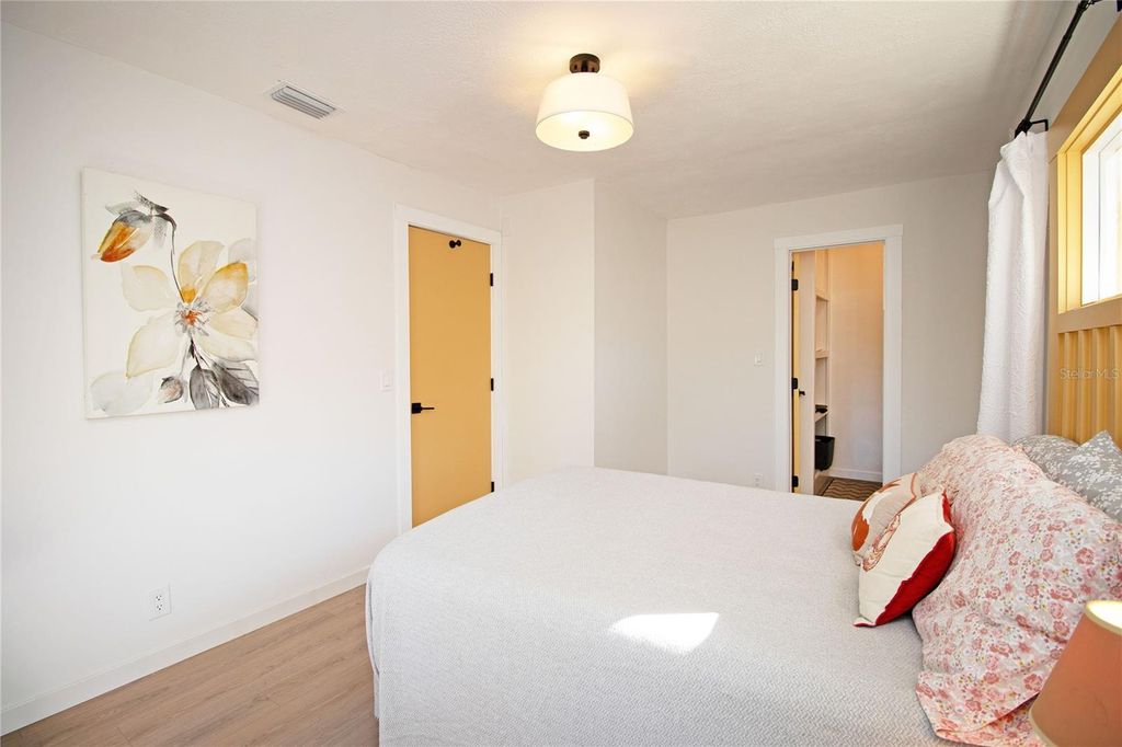 Image 16 of property listing at 6515 30TH STREET N, St Petersburg, FL 33702