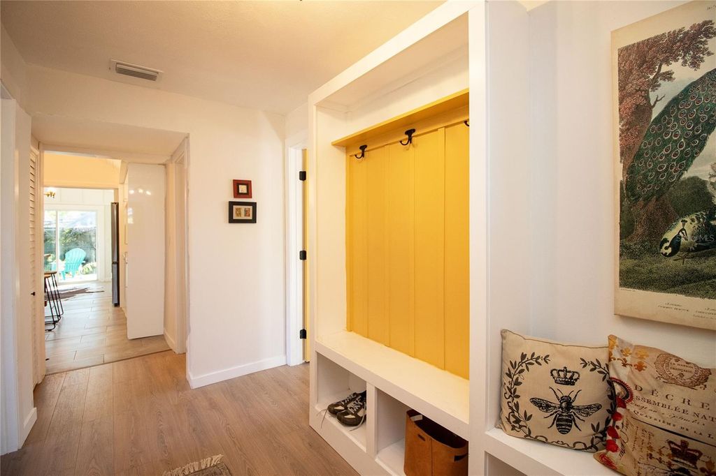 Image 6 of property listing at 6515 30TH STREET N, St Petersburg, FL 33702