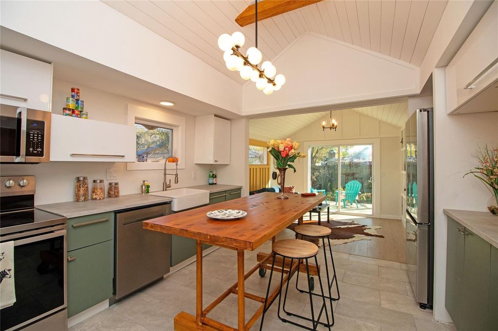 Image 7 of property listing at 6515 30TH STREET N, St Petersburg, FL 33702