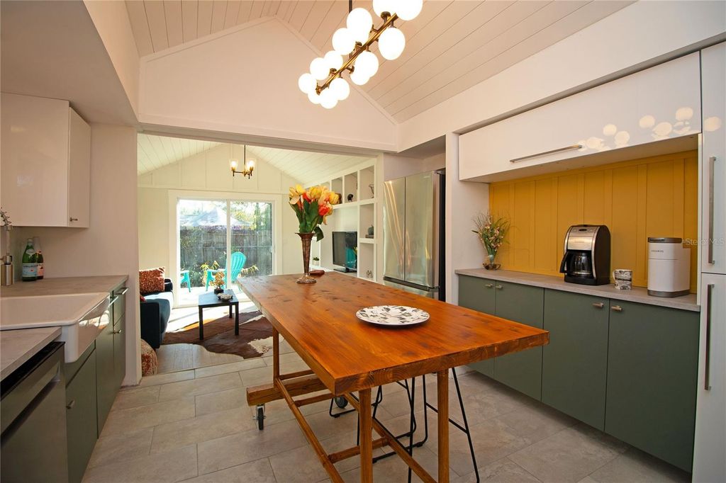 Image 8 of property listing at 6515 30TH STREET N, St Petersburg, FL 33702