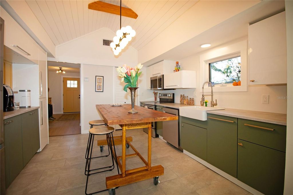 Image 9 of property listing at 6515 30TH STREET N, St Petersburg, FL 33702