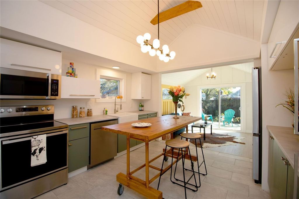 Image 10 of property listing at 6515 30TH STREET N, St Petersburg, FL 33702