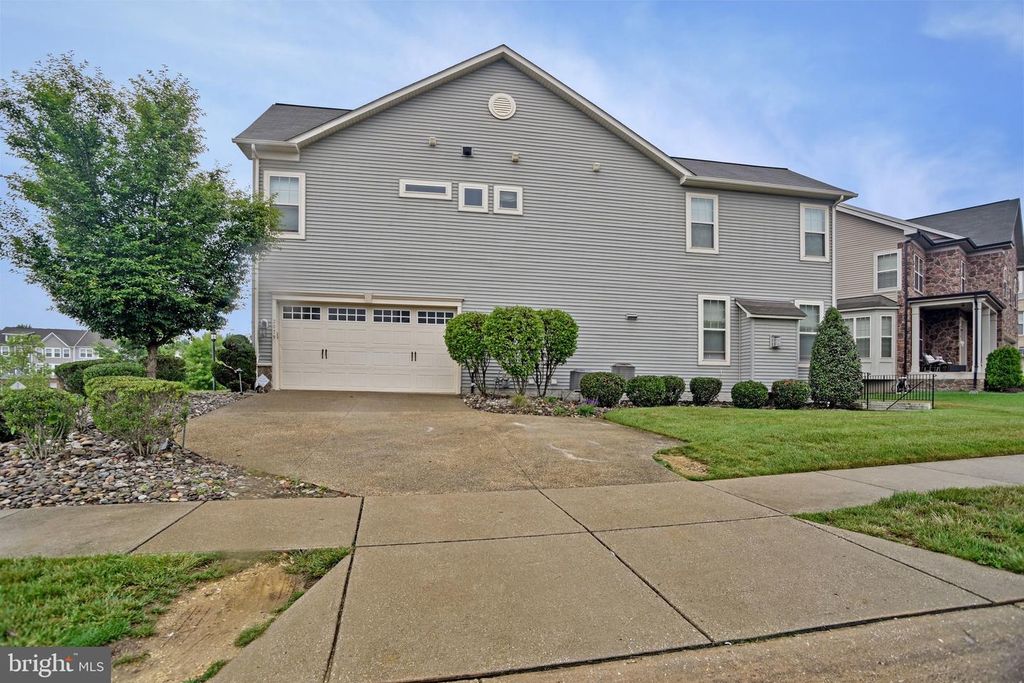 Image 3 of property listing at 2079 BAGPIPE LN, Waldorf, MD 20601