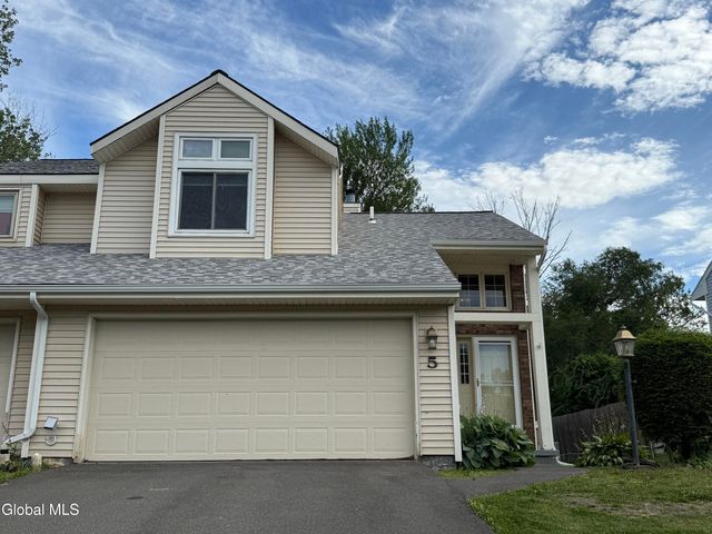 5 Crowsnest Court, Halfmoon, NY 12188