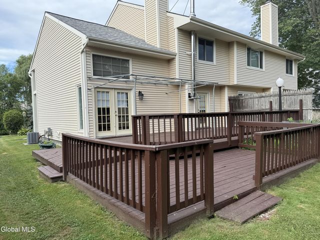 5 Crowsnest Court, Halfmoon, NY 12188