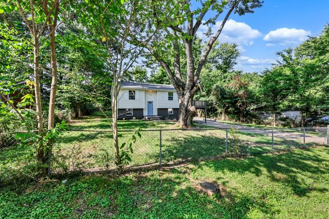 302 Plantation Dr, Clarksville, TN 37042