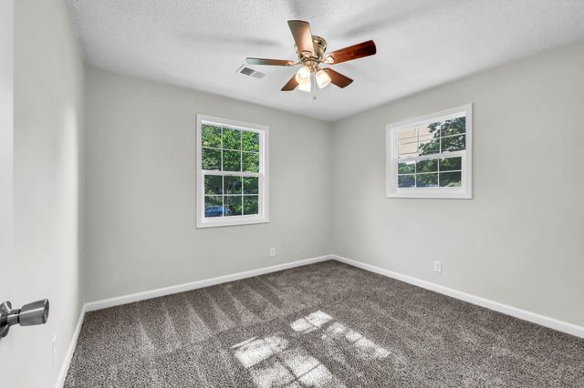 302 Plantation Dr, Clarksville, TN 37042