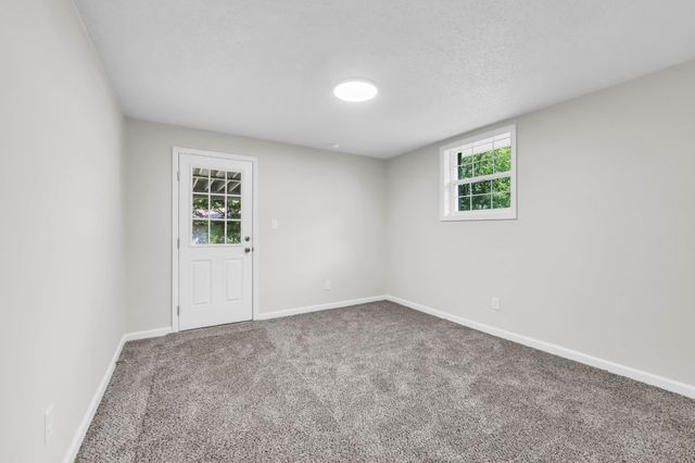 302 Plantation Dr, Clarksville, TN 37042