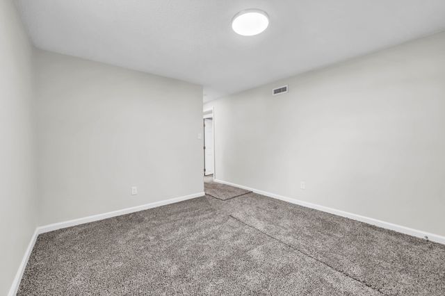 302 Plantation Dr, Clarksville, TN 37042