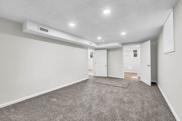 302 Plantation Dr, Clarksville, TN 37042