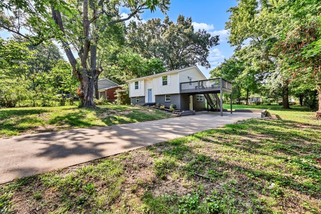 302 Plantation Dr, Clarksville, TN 37042