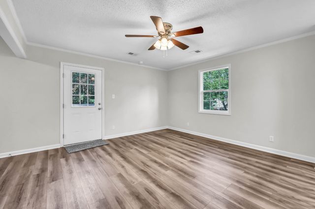 302 Plantation Dr, Clarksville, TN 37042
