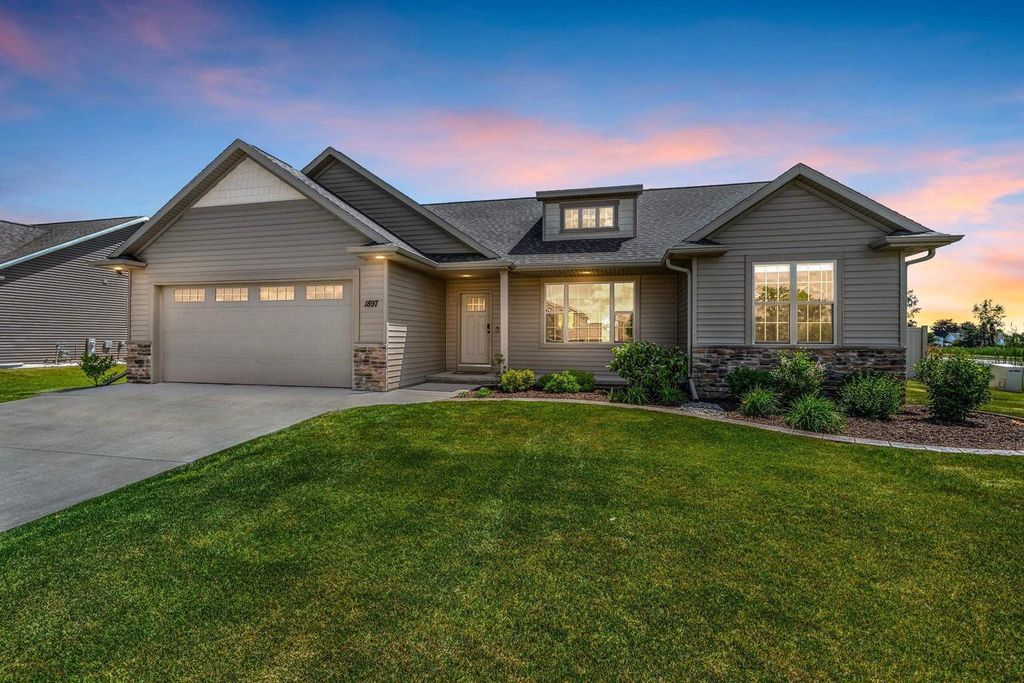 1897 MEADOWLAND COURT, Green Bay, WI 54311