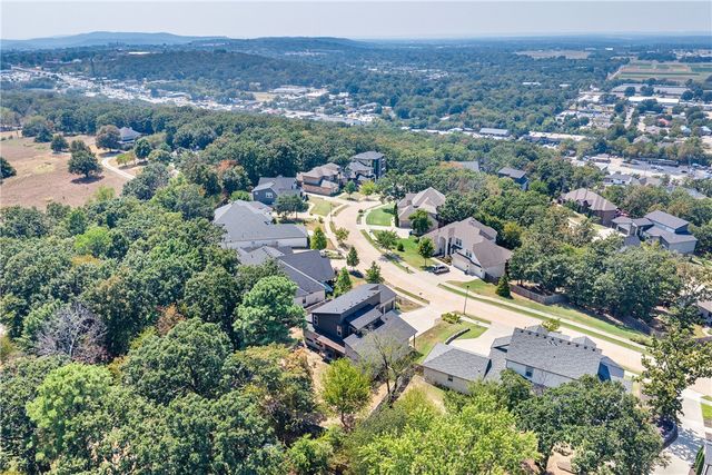 2252 N Windswept Lane, Fayetteville, AR 72703