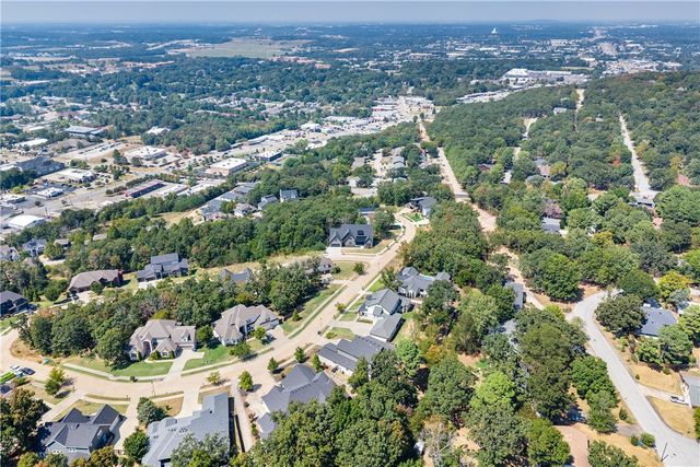 2252 N Windswept Lane, Fayetteville, AR 72703