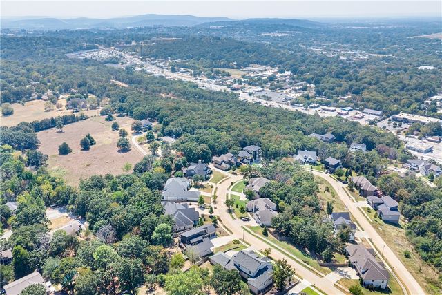 2252 N Windswept Lane, Fayetteville, AR 72703