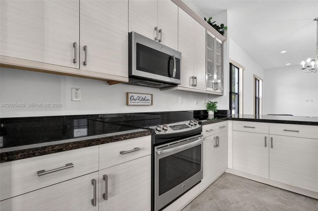 9886 W 34th Ave, Hialeah, FL 33018