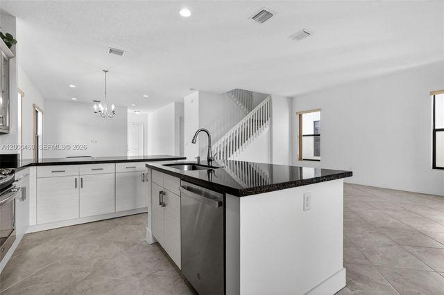 9886 W 34th Ave, Hialeah, FL 33018