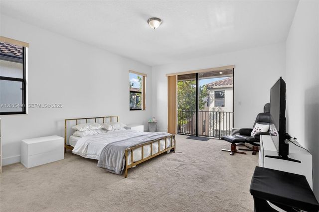 9886 W 34th Ave, Hialeah, FL 33018