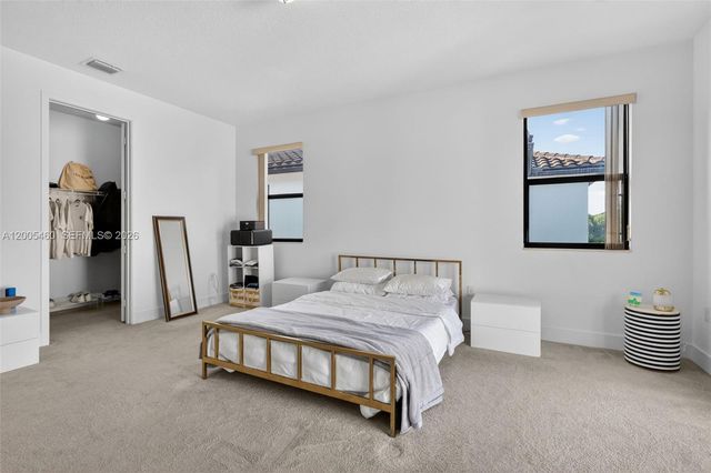 9886 W 34th Ave, Hialeah, FL 33018