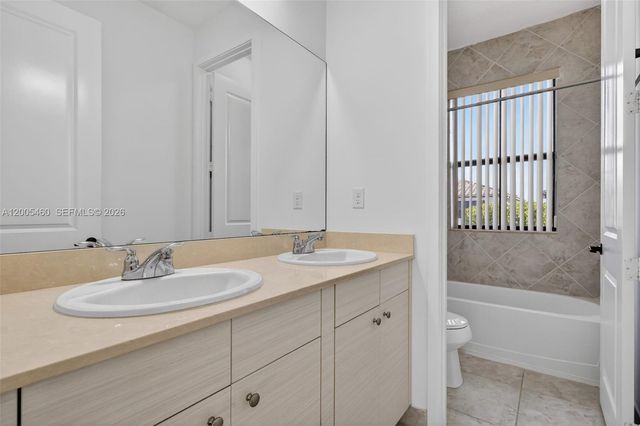 9886 W 34th Ave, Hialeah, FL 33018