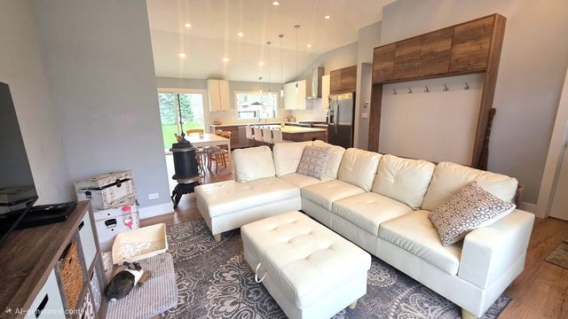 431 Springhill Drive, Roselle, IL 60172