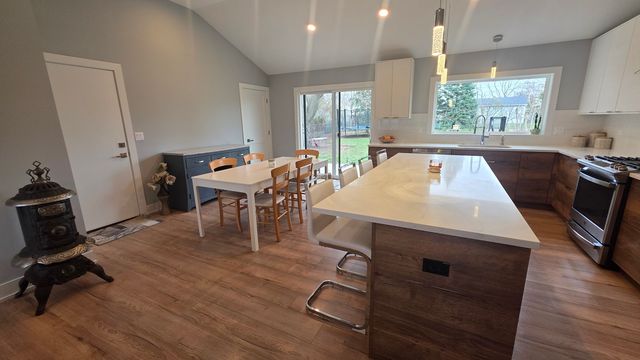 431 Springhill Drive, Roselle, IL 60172