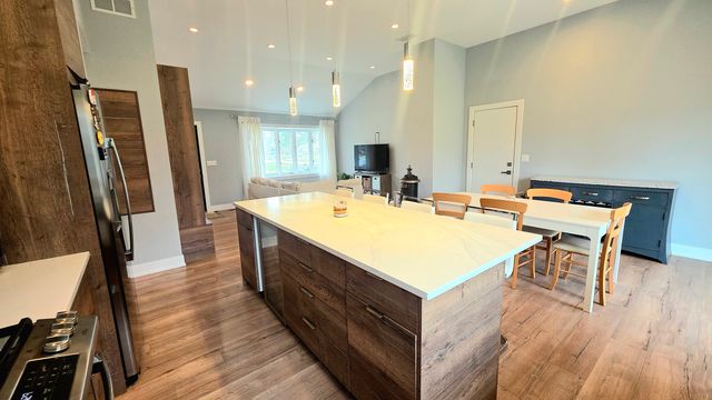 431 Springhill Drive, Roselle, IL 60172