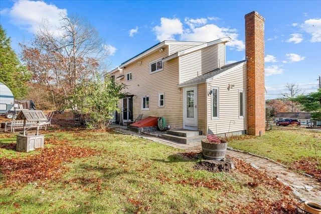 17 E Public St, Freetown, MA 02702