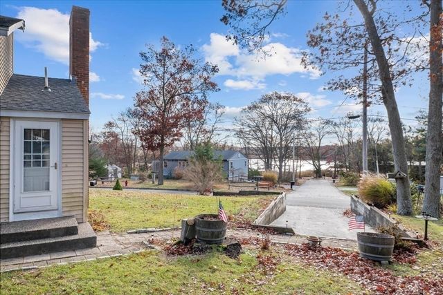 17 E Public St, Freetown, MA 02702