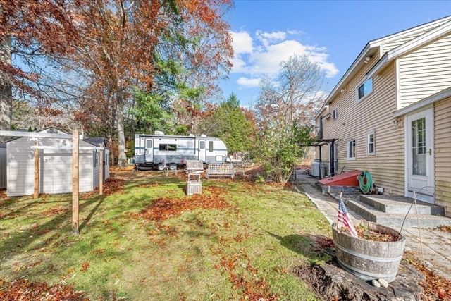 17 E Public St, Freetown, MA 02702