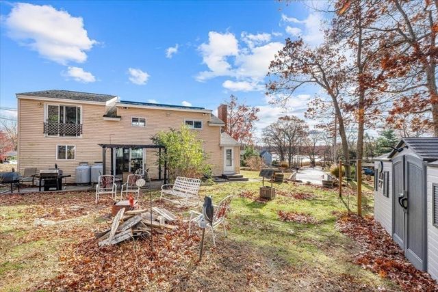 17 E Public St, Freetown, MA 02702