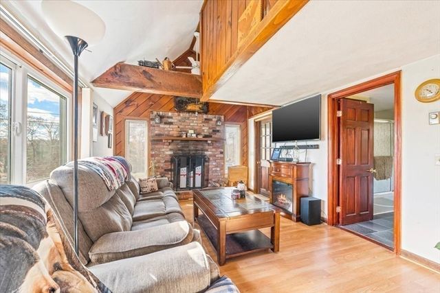 17 E Public St, Freetown, MA 02702