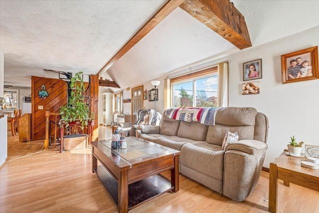 17 E Public St, Freetown, MA 02702