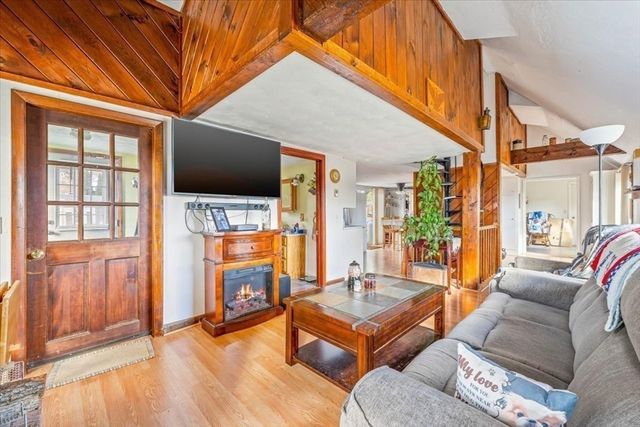 17 E Public St, Freetown, MA 02702