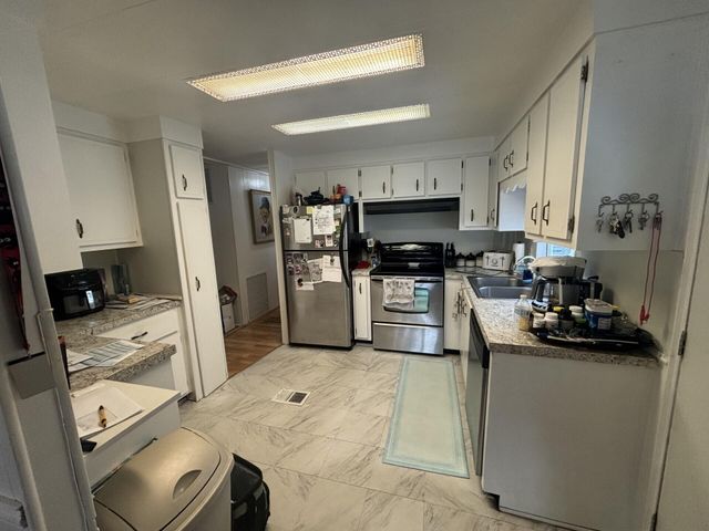 4042 Royal Manor Boulevard, Boynton Beach, FL 33436