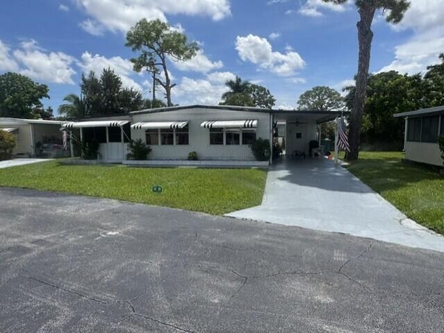 4042 Royal Manor Boulevard, Boynton Beach, FL 33436