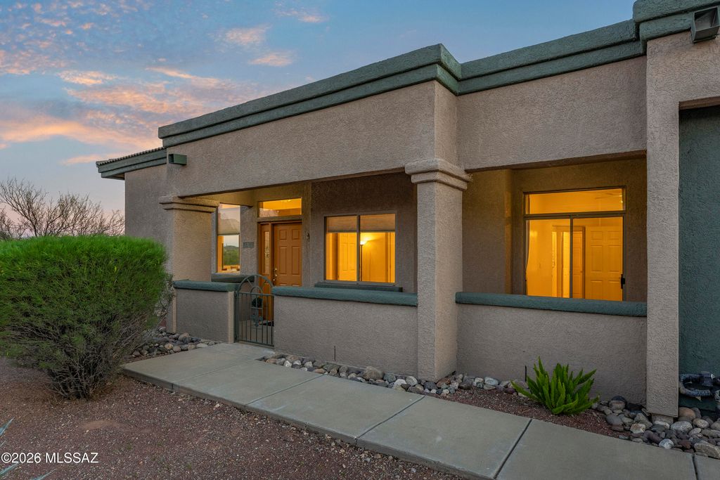 Image 2 of property listing at 5702 W Treasure Cove Loop, Tucson, AZ 85713
